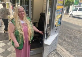 Mari Carmen, vendedora de la ONCE, posa para IDEAL.