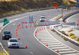 Un operario controla y termina de señalizar el carril reversible de la A-44.