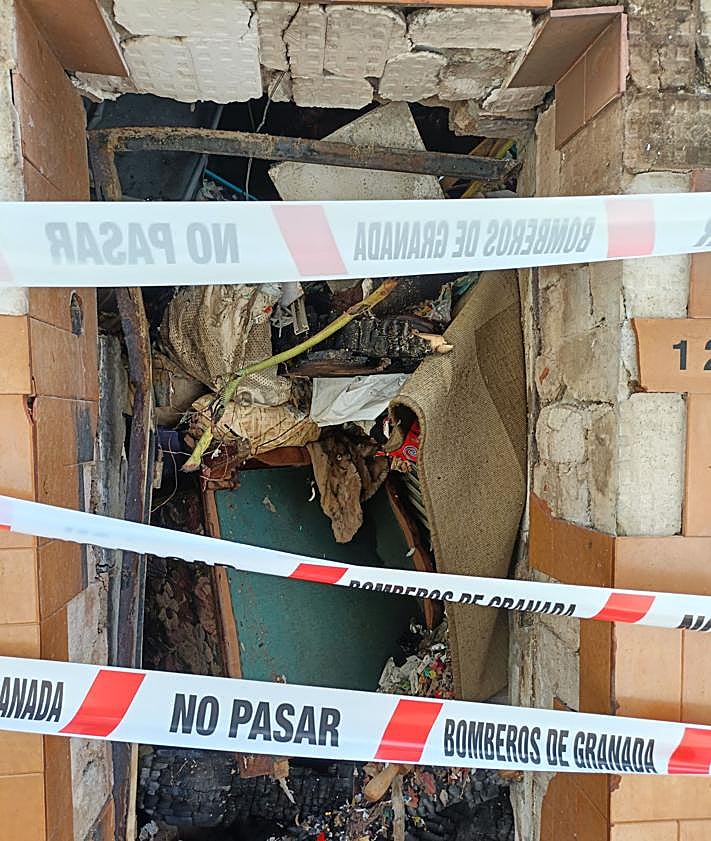 Imagen secundaria 2 - Estado en el que ha quedado la vivienda tras el incendio.