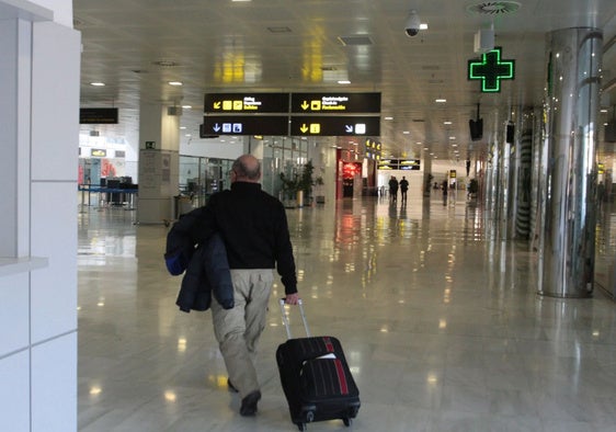 Un pasajero recorre el aeropuerto de Almería con una maleta.