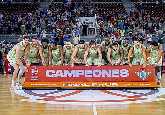 El Betis celebra su ascenso.