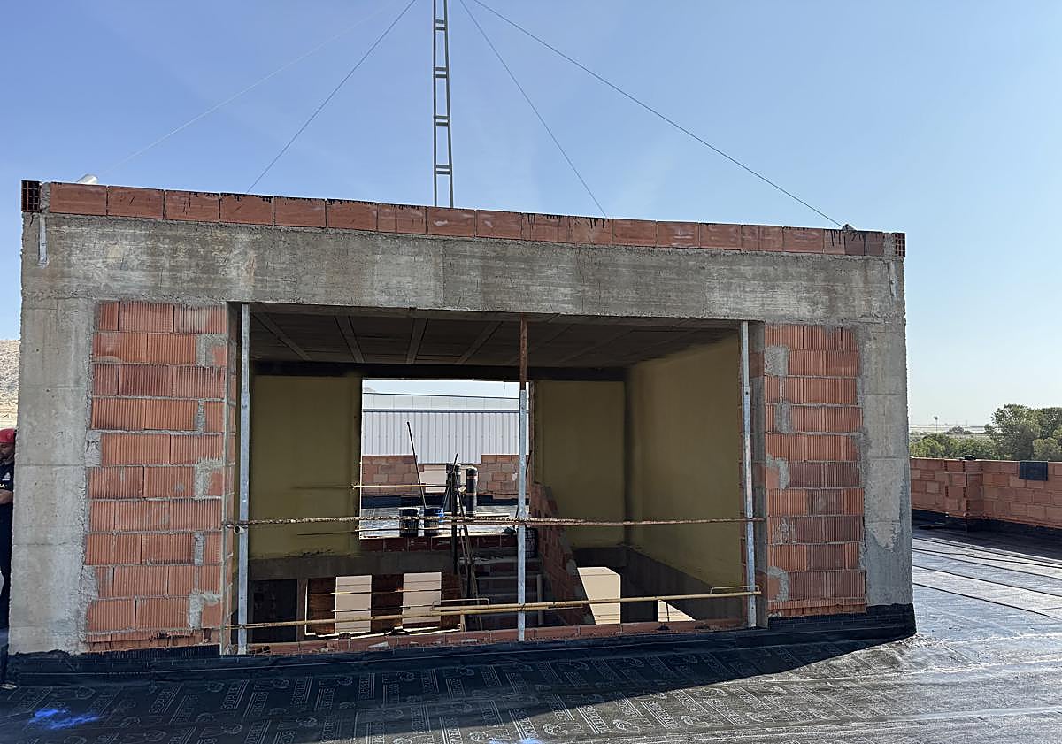 Imagen principal - El parque de bomberos de Níjar se acerca a su puesta en funcionamiento