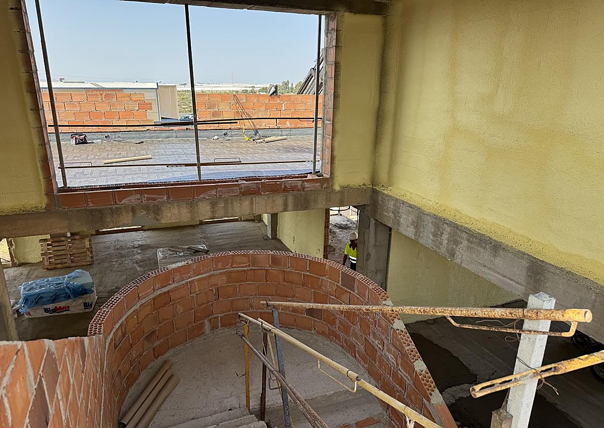 Imagen secundaria 1 - El parque de bomberos de Níjar se acerca a su puesta en funcionamiento
