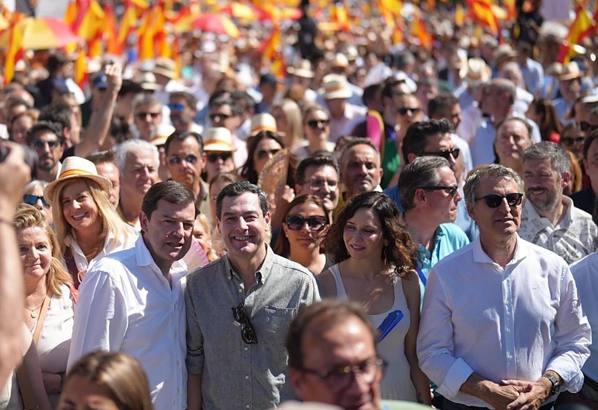 Juanma Moreno junto a Ayuso y Feijóo en Madrid.