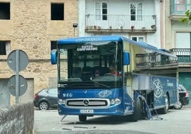 La Guardia Civil lo detiene después de robar un autobús y estamparlo contra un puente del siglo XV.