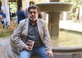 Alfonso Salazar, junto a la fuente, con su libro.