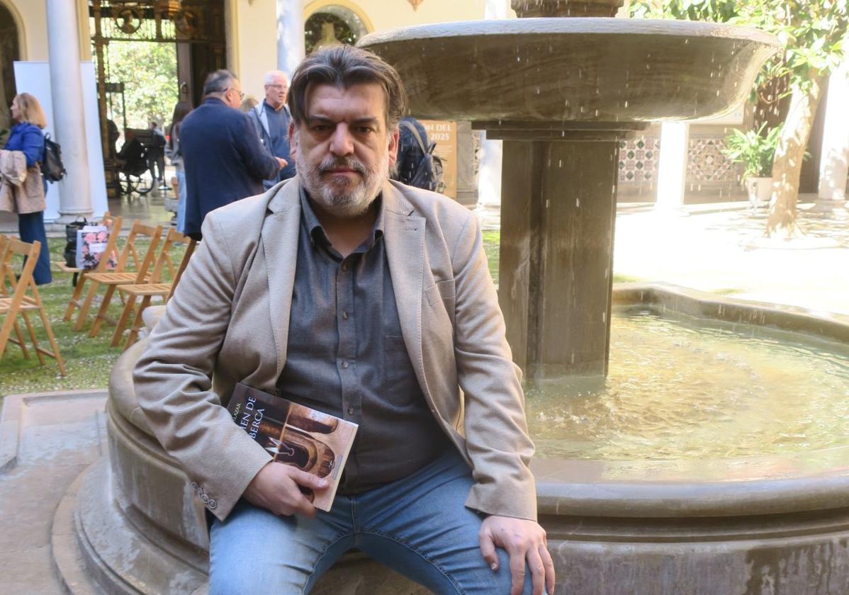 Alfonso Salazar, junto a la fuente, con su libro.