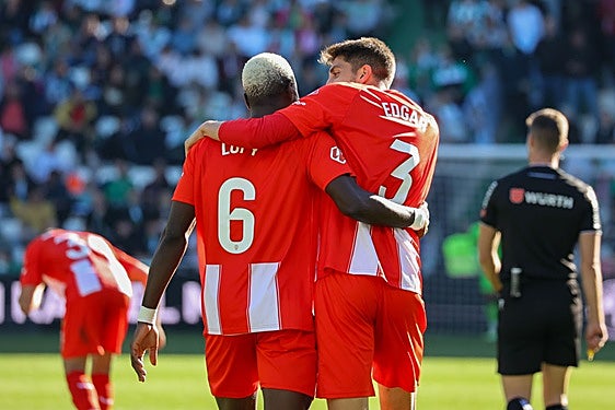Lopy y Édgar celebran la victoria en Córdoba, la última de la historia por más de un gol.