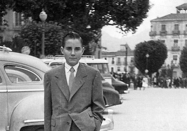 Juventud. Gregorio López, el fundador del El Capricho, cuando tenía 18 años y trabajaba en el hotel España, en la Fuente de las Batallas de Granada.