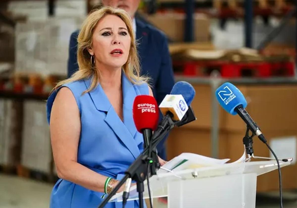 La consejera de Economía y portavoz del Gobierno andaluz, Carolina España, atiende a los medios durante una visita a una empresa en Rute