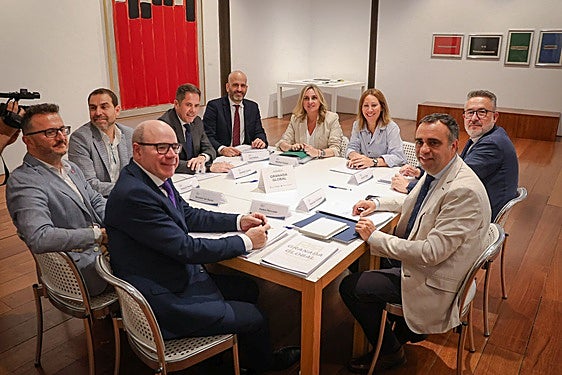 Los máximos representantes de Cámara Granada, la UGR, el Ayuntamiento y la Diputación provincial reunidos este lunes en el Centro José Guerrero en la asamblea de Granada Global.