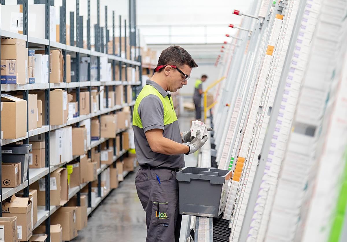 Trabajadores de la cooperativa realizando pedidos en la sede.