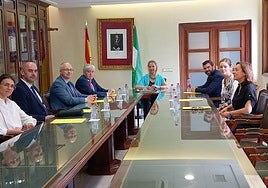 Ana Tárrago, junto al teniente fiscal, Rogelio Nuñoz, recibe a la delegación polaca.