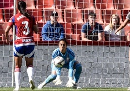 Sandra Estévez atrapa un chut en un partido del Granada esta temporada.