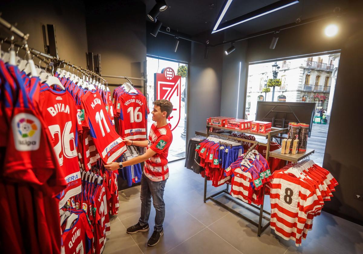 El Granada anuncia descuentos de hasta el 30% en ropa y otros productos oficiales