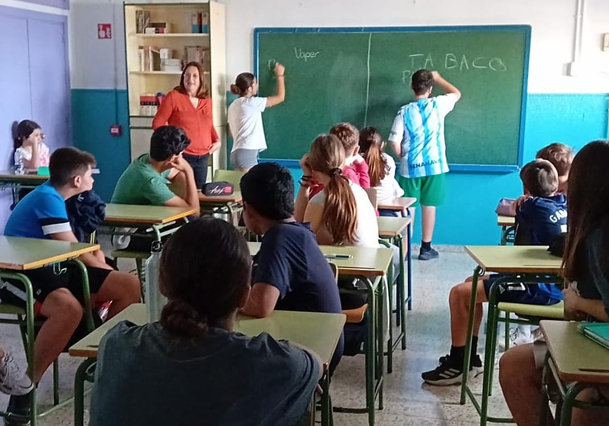 Más de 350 adolescentes combaten el tabaquismo y el vapeo en Almuñécar y La Herradura