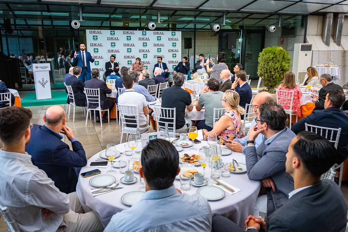 Las imágenes del desayuno informativo de IDEAL sobre la IA en la empresa