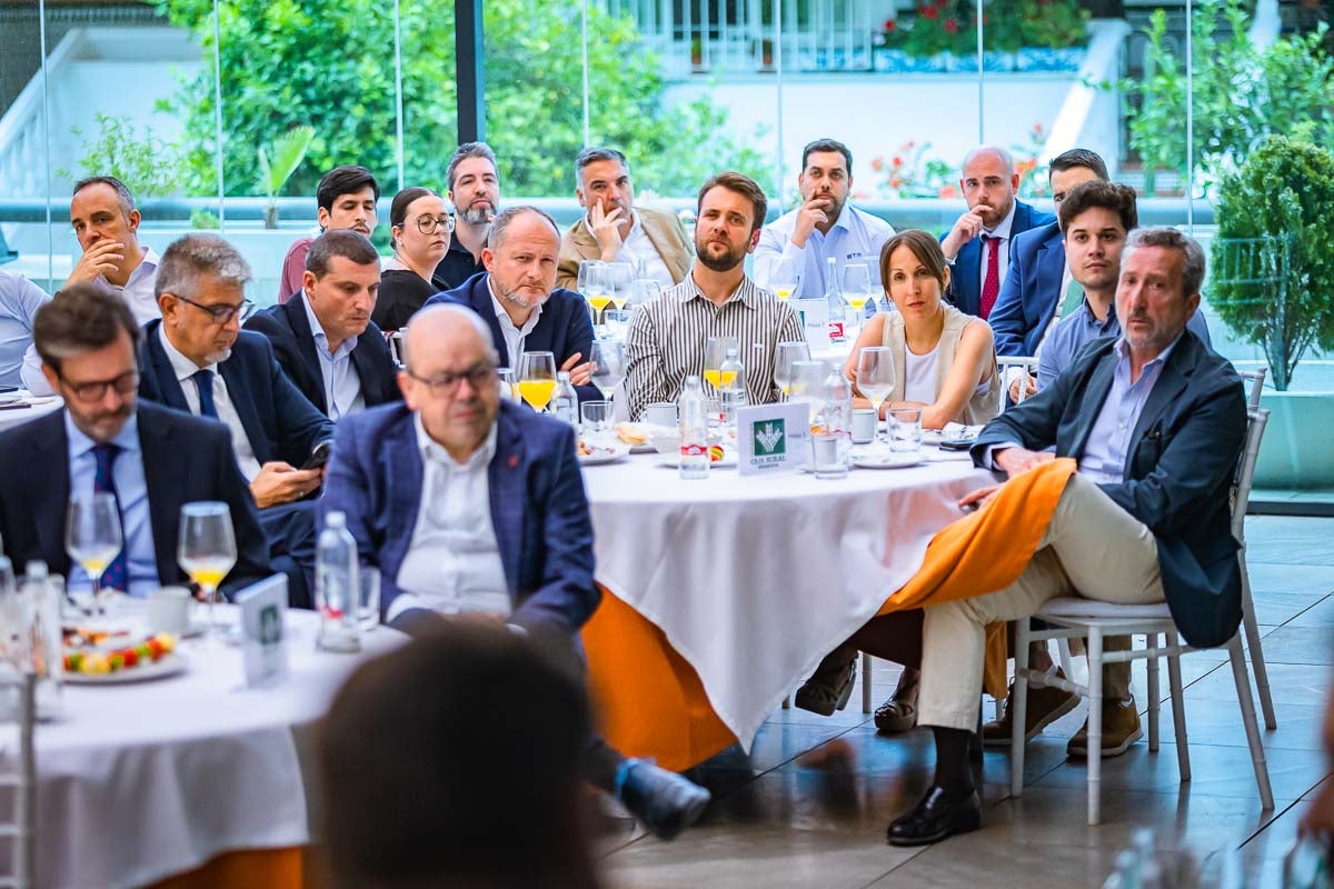 Las imágenes del desayuno informativo de IDEAL sobre la IA en la empresa