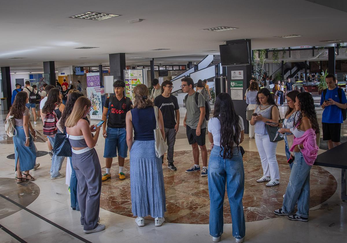 La comunidad universitaria de Granada es cada vez más numerosa.
