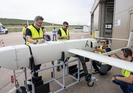 El equipo técnico revisa el dron Tarsis 75.