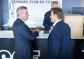 Los secretarios técnicos Miguel Melgar y Javier Alonso conversan.