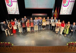 Foto de familia de los premiados con los representantes de las administraciones.