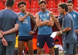 Rubi dialoga con sus jugadores en la preparación del partido de mañana.