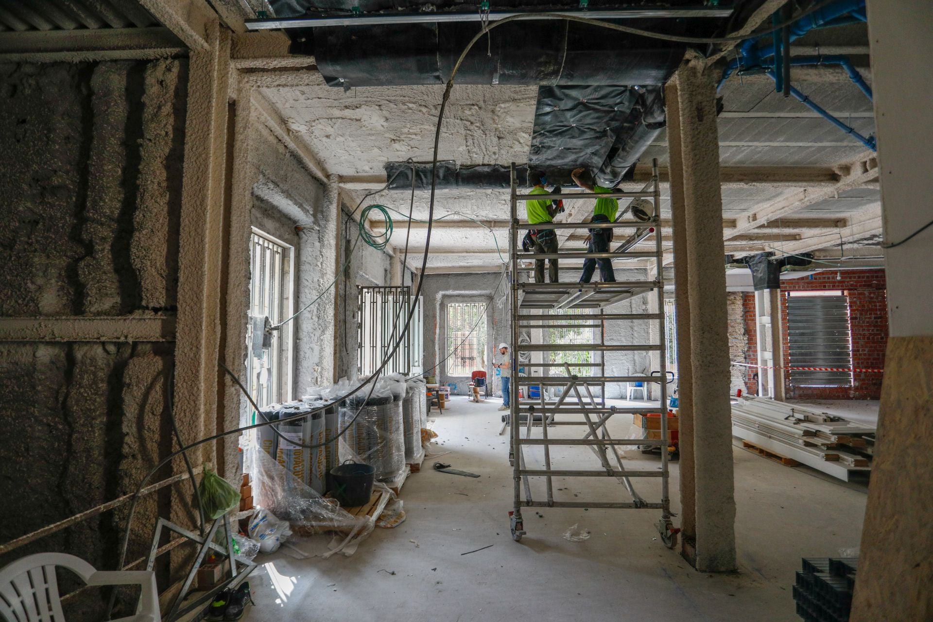 Imagen secundaria 2 - El director del hotel y distintas imágenes de la obra.
