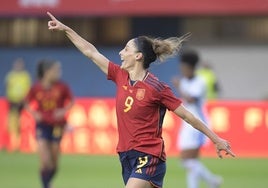 Esther González celebra un tanto con España.
