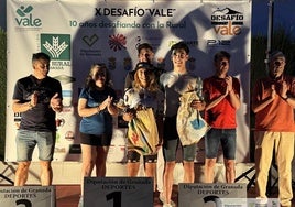 Los ganadores Nieves Cantos y Marco Moreno, en el podio del Desafío Vale.