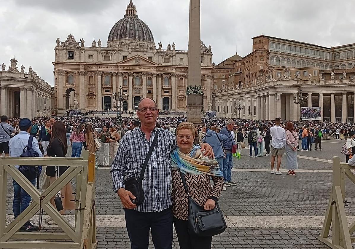 Tomás y su mujer Lourdes durante su viaje a Roma
