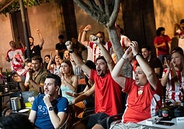 Imagen de archivo de una terraza en la que se sigue un partido de la UD Almería.