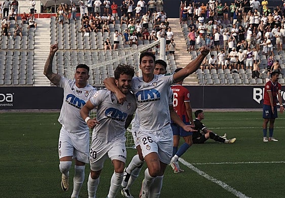Los jugadores blancos celebran uno de los tantos ante el Torre del Mar.