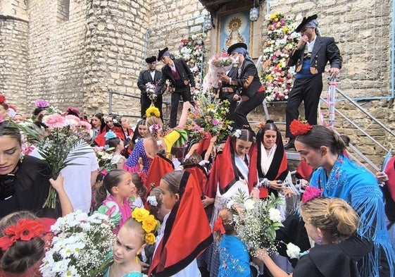 Jienenses en la ofrenda floral a la Virgen de la Capilla.