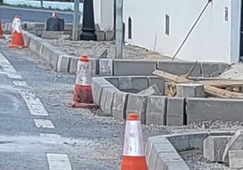 El PP coloca aceras que no cumplen la normativa y asfalta tramos en buen estado con una subvención de 150.000 euros