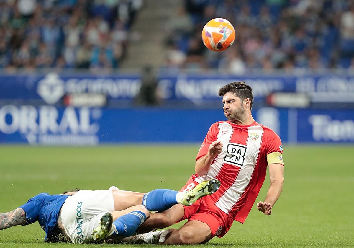 Gonzalo Melero cae derribado como el Almería, que no mereció caer, pero no le valió empatar.