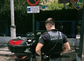 Roba una moto y la aparca en reservado para minusválidos.