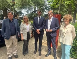 La alcaldesa de Granada, Marifrán Carazo, a la izquierda en la imagen, flanqueada por el ministro de Cultura, Ernest Urtasun, en el centro, y el director del Instituto Cervantes, Luis García Montero