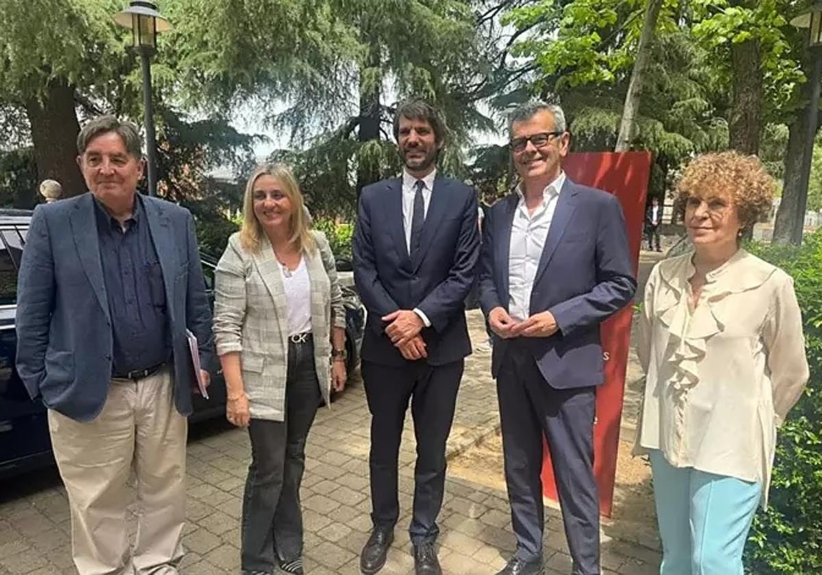La alcaldesa de Granada, Marifrán Carazo, a la izquierda en la imagen, flanqueada por el ministro de Cultura, Ernest Urtasun, en el centro, y el director del Instituto Cervantes, Luis García Montero
