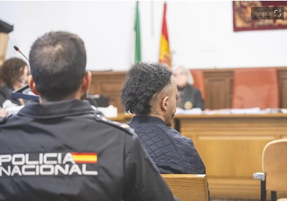 Y. B, el condenado, durante una de las sesiones del juicio en la Audiencia Provincial. EFE