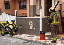 Bomberos intervienen tras el incendio de una bombona de butano en Maracena.