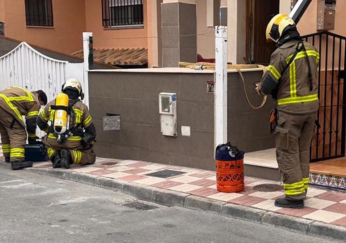 Bomberos intervienen tras el incendio de una bombona de butano en Maracena.