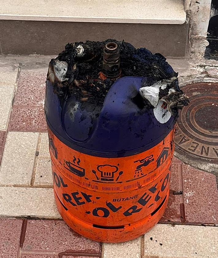Imagen secundaria 2 - Dotaciones de bomberos, agente de la Policía Local de Maracena y estado en el que quedó la bombona.
