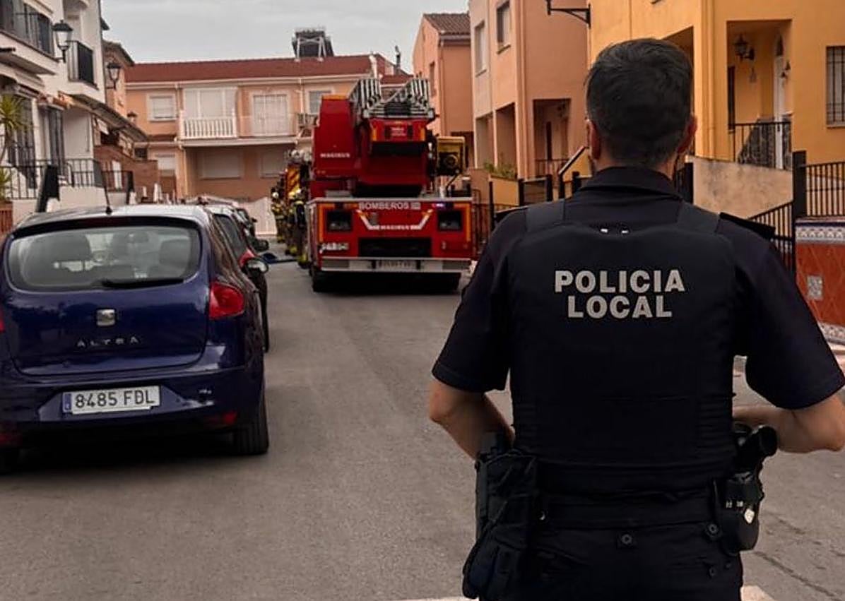 Imagen secundaria 1 - Dotaciones de bomberos, agente de la Policía Local de Maracena y estado en el que quedó la bombona.