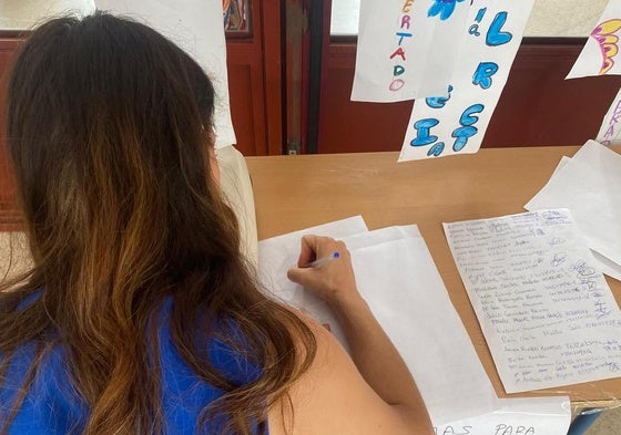 Una vecina firma para evitar el cierre de un aula.