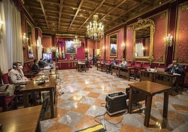 Pleno municipal celebrado durante la pandemia, con la única presencia de los portavoces.