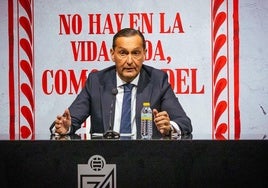 El director general del Granada, Alfredo García Amado, presenta la última campaña de abonos del club.