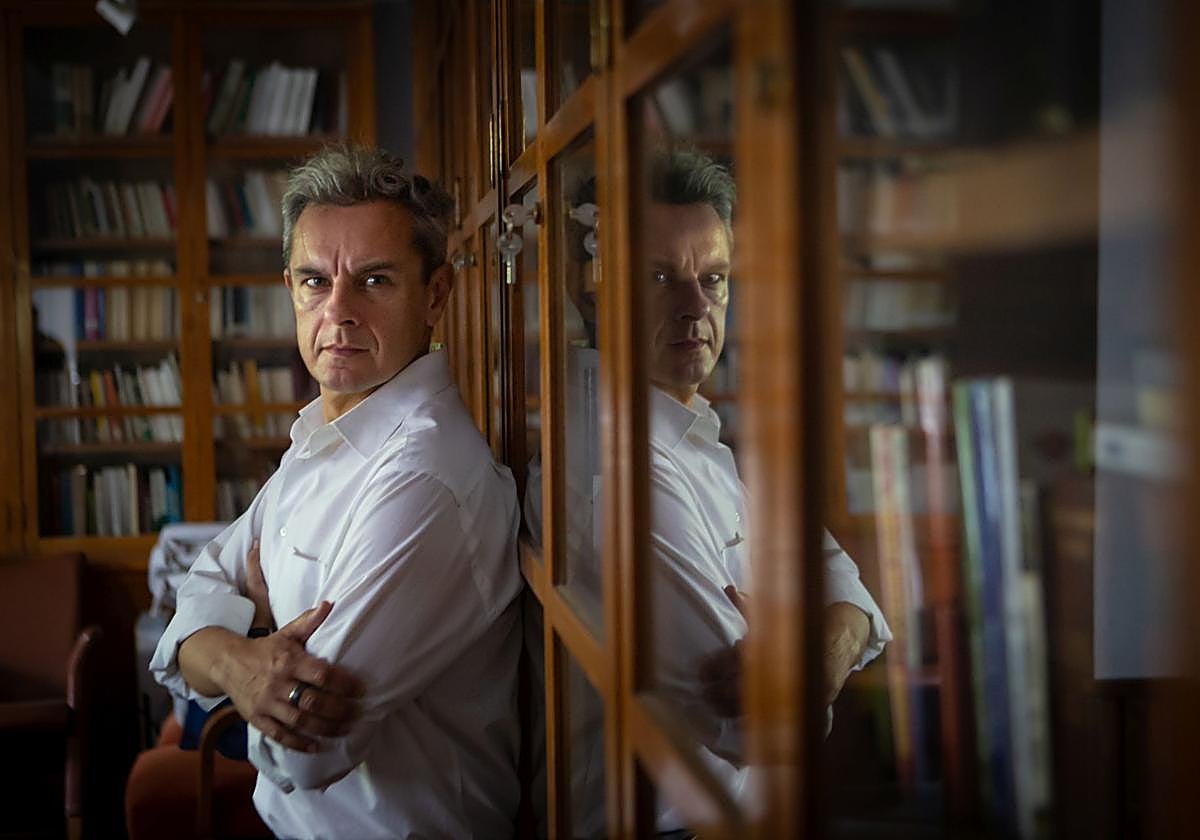 Mauricio Baustista, en la biblioteca del Carmen de la Victoria.