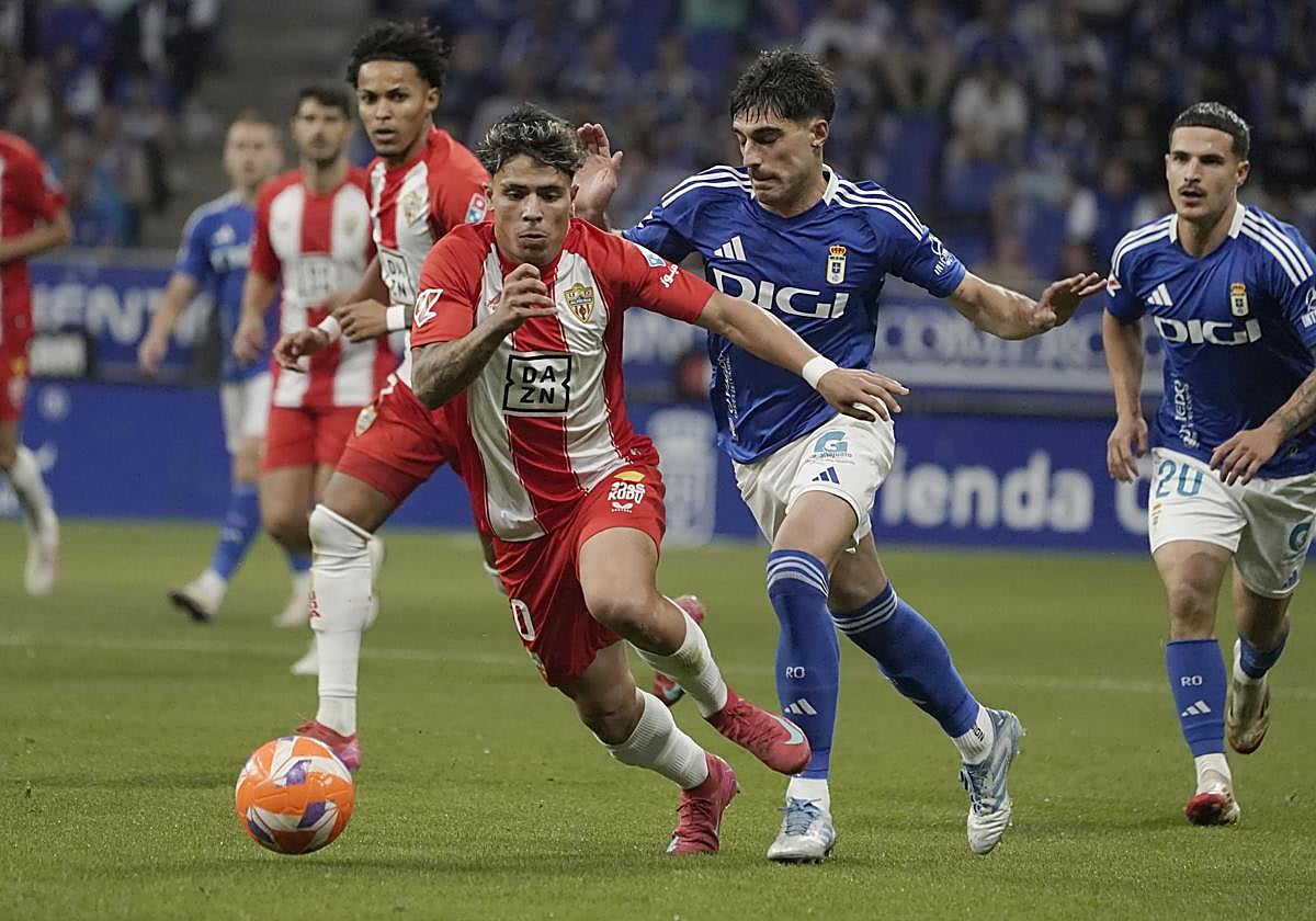 Una jugada del partido de vuelta en el Carlos Tartiere.