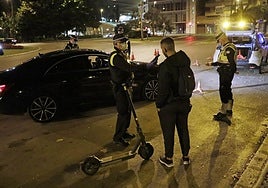 Control al conductor de un patinete en una imagen de archivo